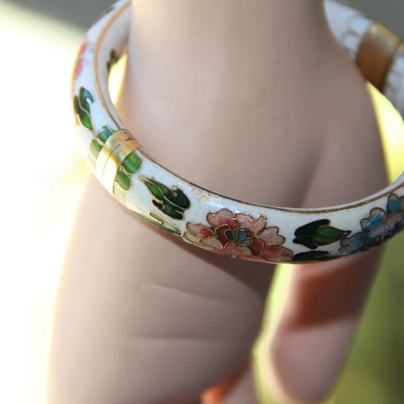 Vintage White Cloisonne Hinged Bangle - Picture 9 of 13
